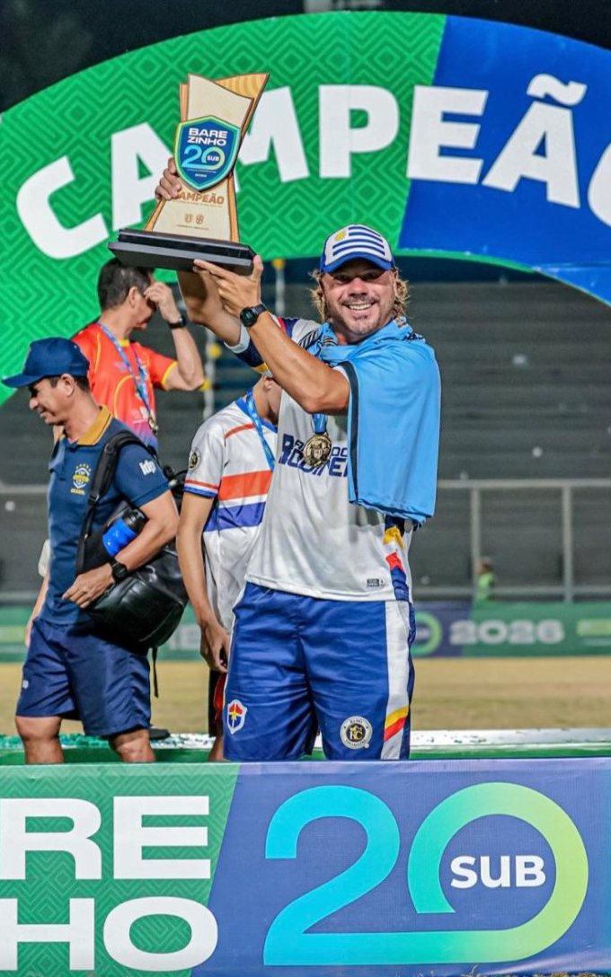 Sergio “Mago” Sanchez levanta o troféu de campeão do Barezinho Sub-20 2026