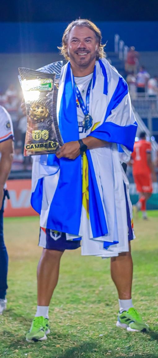 Sergio “Mago” Sanchez com a bandeira do Uruguai e o troféu de campeão